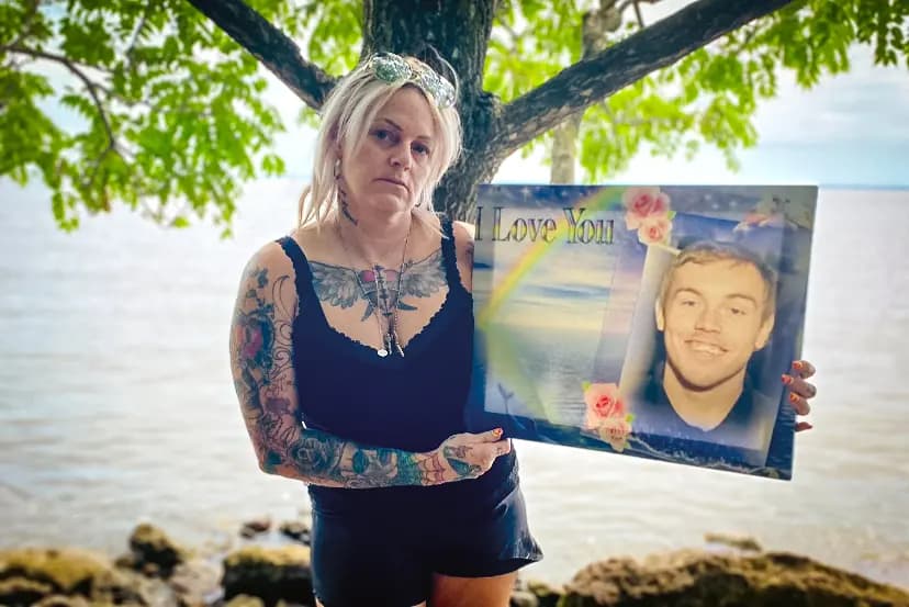 <em>April Babcock sostiene una foto de su hijo Austen, quien falleció en enero de 2019 tras consumir sin saberlo cocaína mezclada con fentanilo. (Cortesía de April Babcock)</em>