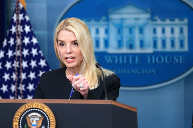 La fiscal general Pam Bondi habla sobre las recientes sentencias del Tribunal Supremo en la sala de prensa de la Casa Blanca el 27 de junio de 2025 en Washington, D.C. (Foto de Joe Raedle/Getty Images).