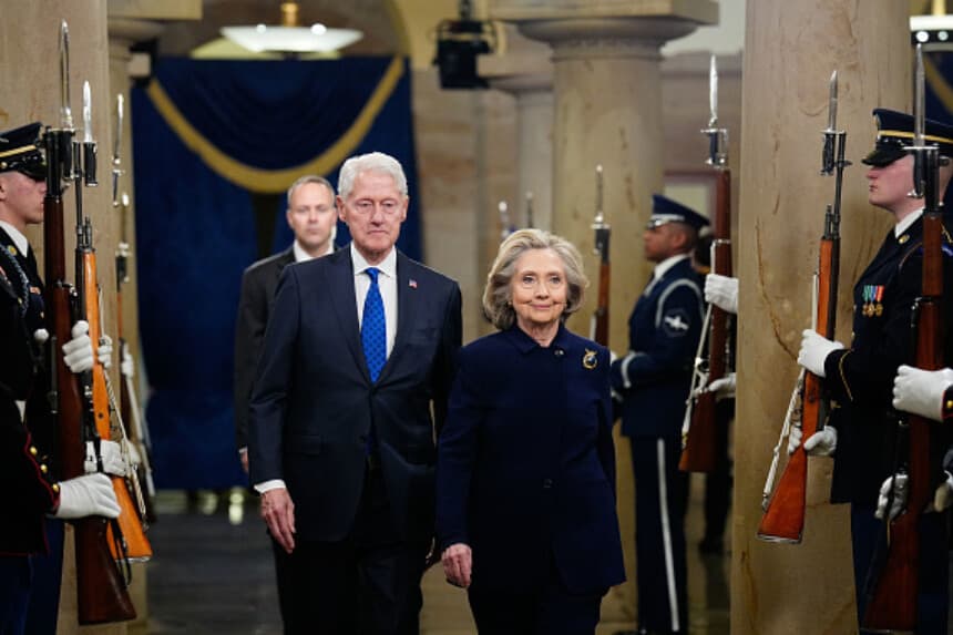 El expresidente Bill Clinton y la exsecretaria de Estado Hillary Clinton llegan antes de la toma de posesión del presidente electo Donald Trump en el Capitolio de los Estados Unidos el 20 de enero de 2025 en Washington, D.C.  (Melina Mara - Pool/Getty Images).