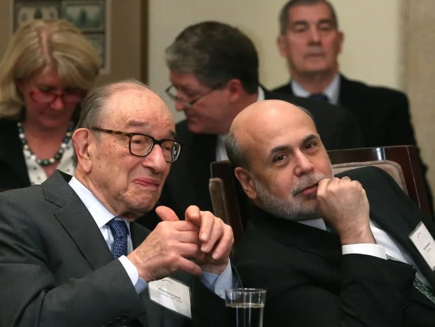 Los expresidentes de la Reserva Federal Ben Bernanke (derecha) y Alan Greenspan en el edificio de la Reserva Federal en Washington, el 16 de diciembre de 2013. (Mark Wilson/Getty Images)