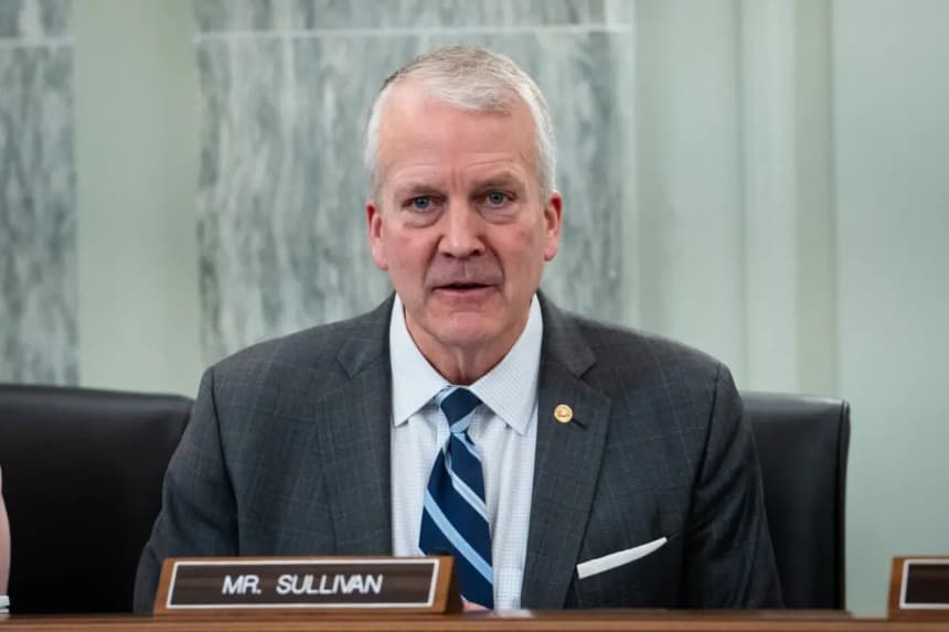 El senador Dan Sullivan (R-Alaska) habla en el Capitolio en Washington, el 29 de enero de 2025. (Madalina Vasiliu/The Epoch Times)