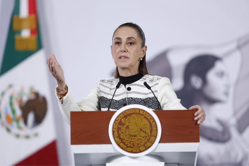La presidenta de México, Claudia Sheinabaum, habla durante una rueda de prensa este 3 de febrero, en el Palacio Nacional de Ciudad de México, México.  (EFE/ Sáshenka Gutiérrez)