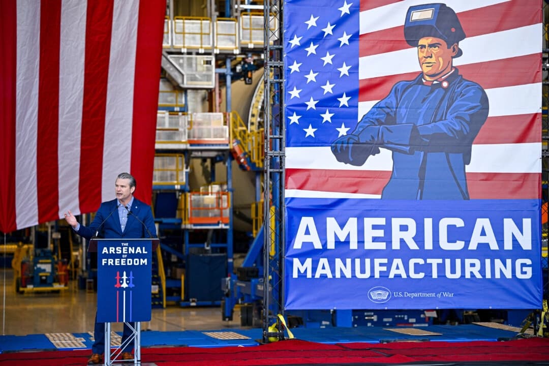 Pete Hegseth, secretario de Guerra de EE. UU., habla en Blue Origin en Cabo Cañaveral, Florida, el 2 de febrero de 2026.   (Miguel J. Rodríguez Carrillo/AFP vía Getty Images)
