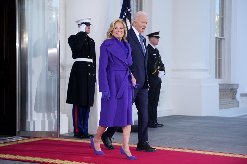 La entonces primera dama Jill Biden y el entonces presidente de Estados Unidos Joe Biden esperan la llegada del presidente electo Donald Trump para la ceremonia de investidura en la Casa Blanca el 20 de enero de 2025 en Washington, DC. (Foto de Andrew Harnik/Getty Images)