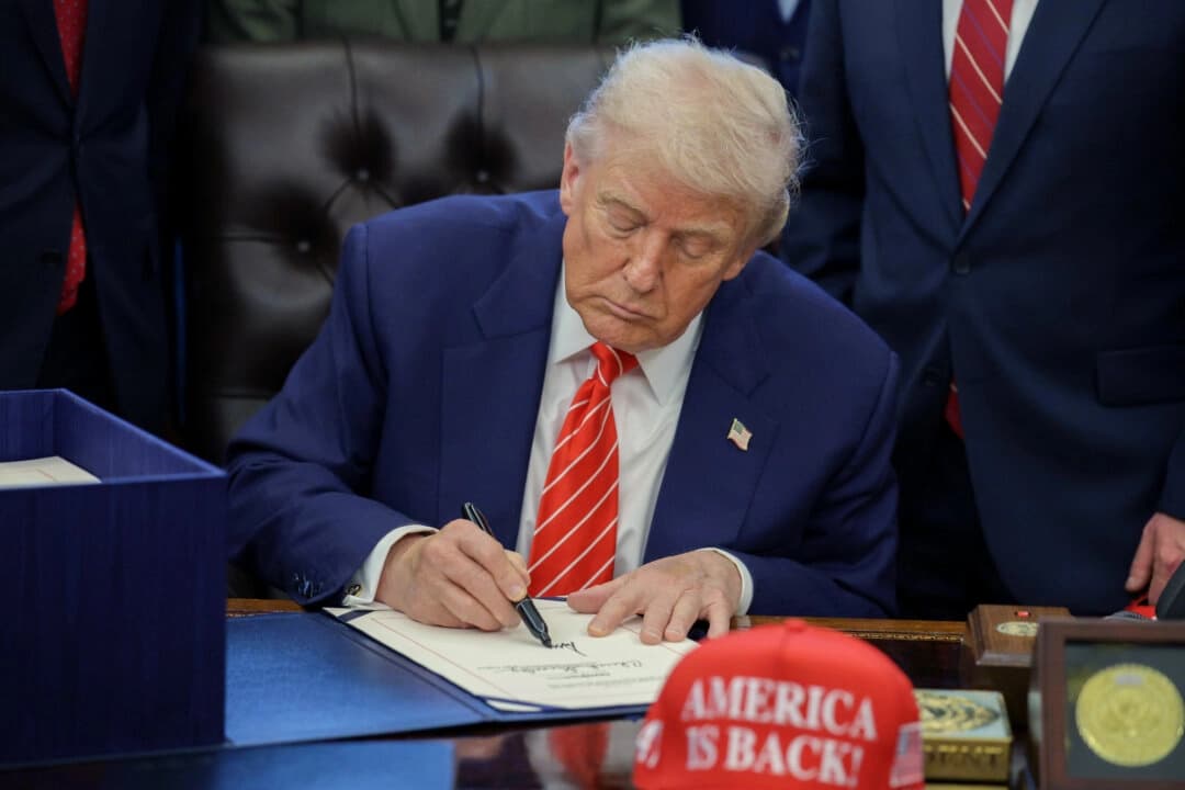 El presidente Donald Trump asiste a la firma de un proyecto de ley en el Despacho Oval de la Casa Blanca en Washington, D.C., el 3 de febrero de 2026. (Alex Wong/Getty Images)