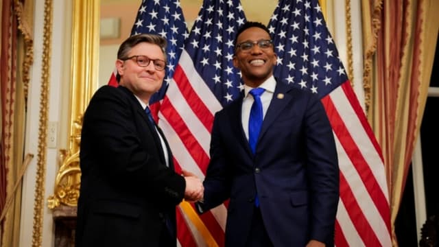 Christian Menefee toma posesión en la Cámara de EE. UU., reduciendo la mayoría republicana