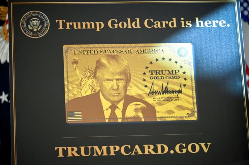 Una tarjeta dorada de Trump se exhibe en la Oficina Oval mientras el presidente Donald Trump habla antes de firmar órdenes ejecutivas en Washington el 19 de septiembre de 2025. (Mandel Ngan/AFP vía Getty Images)