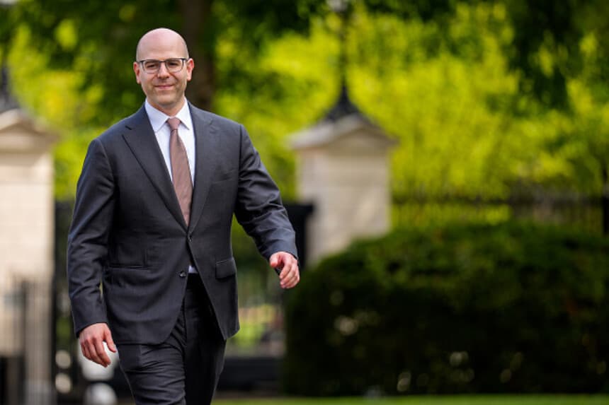 El presidente del Consejo de Asesores Económicos de la Casa Blanca, Stephen Miran, camina hacia el ala oeste de la Casa Blanca después de conceder entrevistas televisivas en el jardín norte el 12 de agosto de 2025 en Washington, D.C. Miran es el candidato del presidente de los Estados Unidos, Donald Trump, para ocupar temporalmente un puesto vacante en la Junta de la Reserva Federal hasta enero. (Foto de Andrew Harnik/Getty Images).