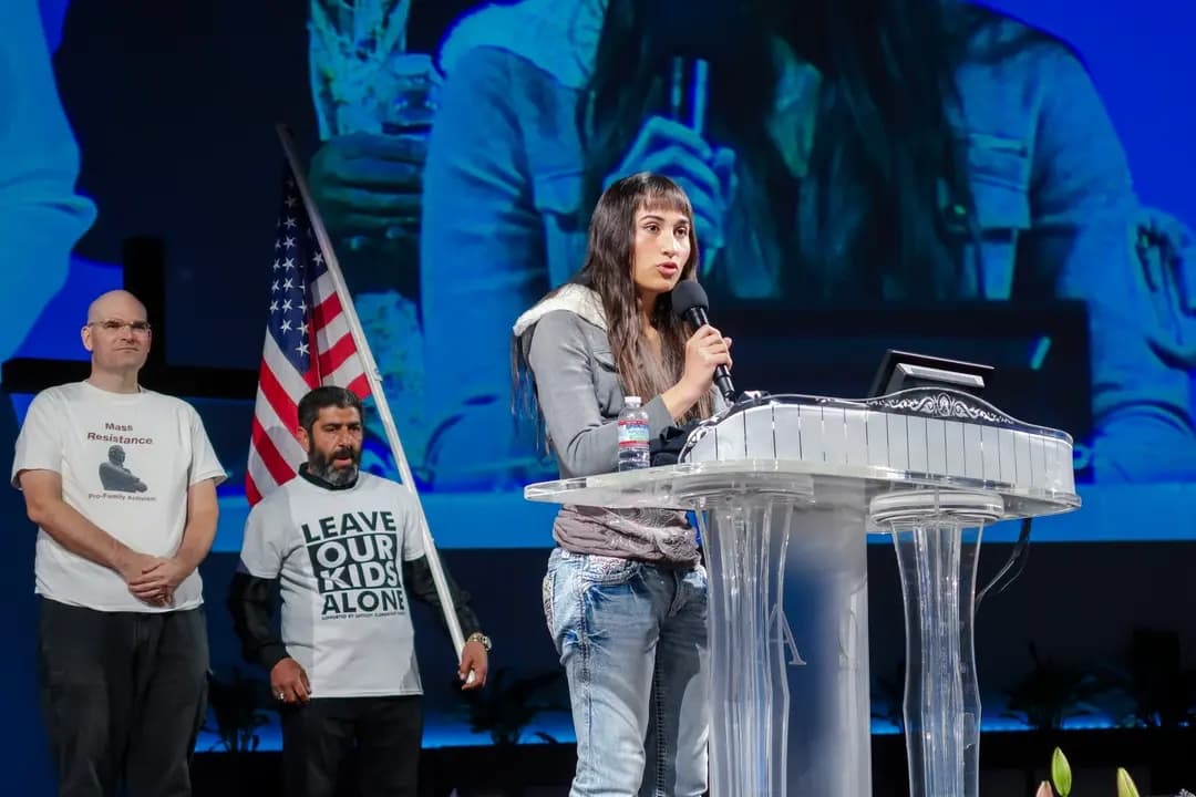 Chloe Cole habla en la manifestación Time to Stand en la iglesia Glory Church de Los Ángeles el 16 de marzo de 2024. Se están llevando a cabo docenas de demandas contra profesionales médicos en todo el país, incluida una presentada por Cole, una destacada destransicionista. (Sophie Li/The Epoch Times)