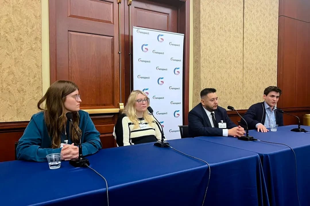 (De izquierda a derecha) Los destransicionistas Soren Adelson, Laura Becker, Abel García y Forrest Smith hablan en una rueda de prensa en el Capitolio con motivo del Día de Concienciación sobre la Detransición, celebrado en Washington el 12 de marzo de 2025. (Cortesía de Genspect)