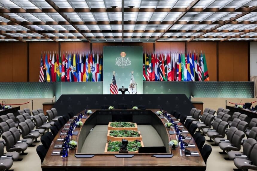 Asientos vacíos antes de la reunión ministerial sobre minerales críticos en el Departamento de Estado en Washington, el 4 de febrero de 2026. (Jonathan Ernst/Reuters).