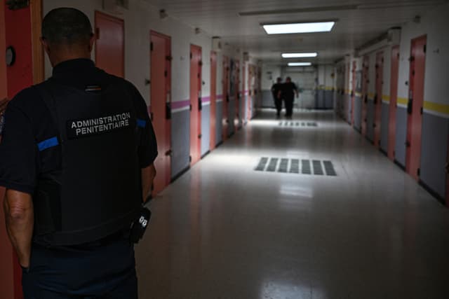 Un guardia de prisiones con un chaleco antibalas patrulla la unidad de mujeres el 24 de julio de 2025.  (GABRIEL BOUYS/AFP a través de Getty Images)
