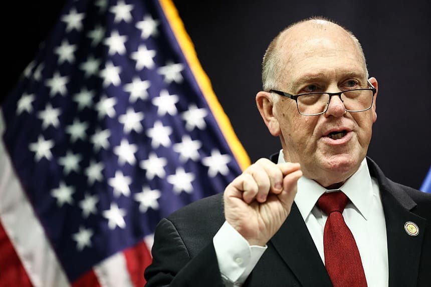 El "zar de la frontera" de la Casa Blanca, Tom Homan, habla durante una conferencia de prensa en el edificio federal Bishop Henry Whipple en Minneapolis, Minnesota, el 4 de febrero de 2026. (CHARLY TRIBALLEAU / AFP a través de Getty Images)
