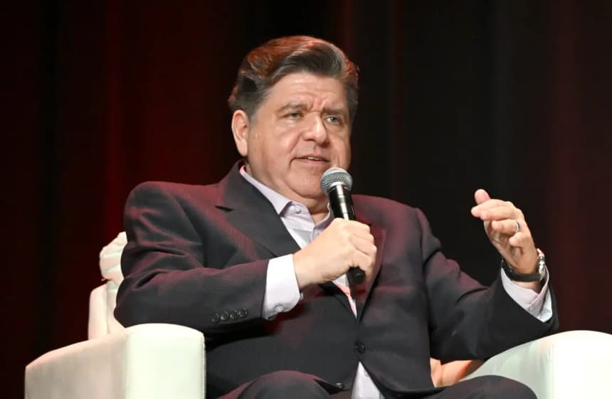 El gobernador de Illinois, JB Pritzker, habla en el escenario del Teatro de Chicago, el 12 de noviembre de 2025. (Daniel Boczarski/Getty Images para Vox Media)