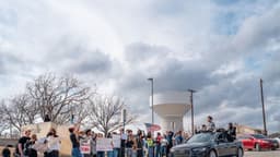 Estudiantes que protestan violentamente contra ICE deben responder ante la ley: gobernador de Texas