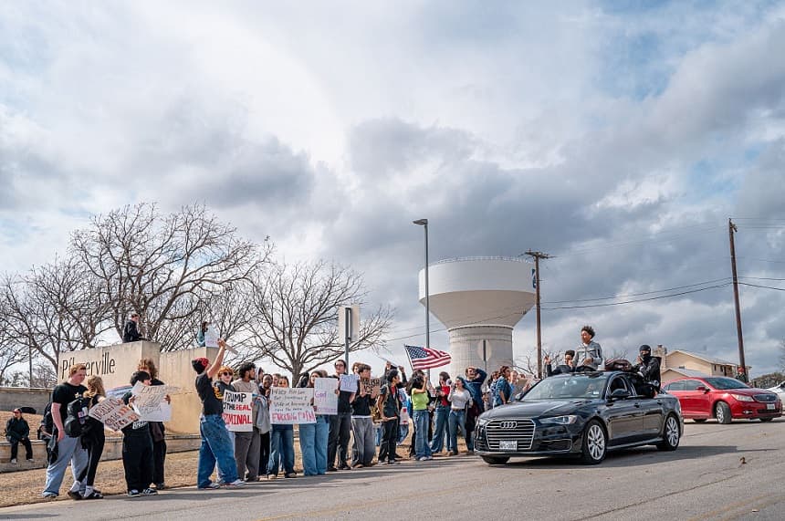 Estudiantes universitarios se reúnen para protestar contra el ICE durante una huelga el 2 de febrero de 2026 en Pflugerville, Texas. (Brandon Bell/Getty Images)