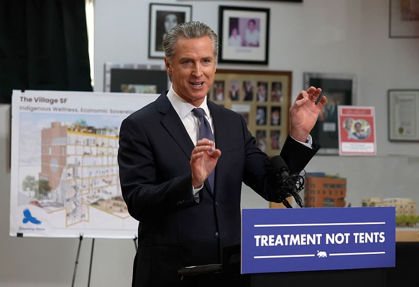 El gobernador de California, Gavin Newsom, habla durante una conferencia de prensa en la Asociación Friendship House de Indígenas Americanos el 16 de enero de 2026 en San Francisco, California. (Justin Sullivan/Getty Images)
