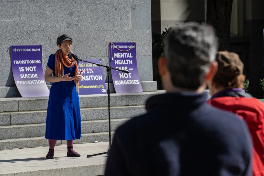 <em>Detractores y simpatizantes hablan en las escaleras del Capitolio del Estado de California en Sacramento, California, el 10 de marzo de 2023. (John Fredricks/The Epoch Times)</em>