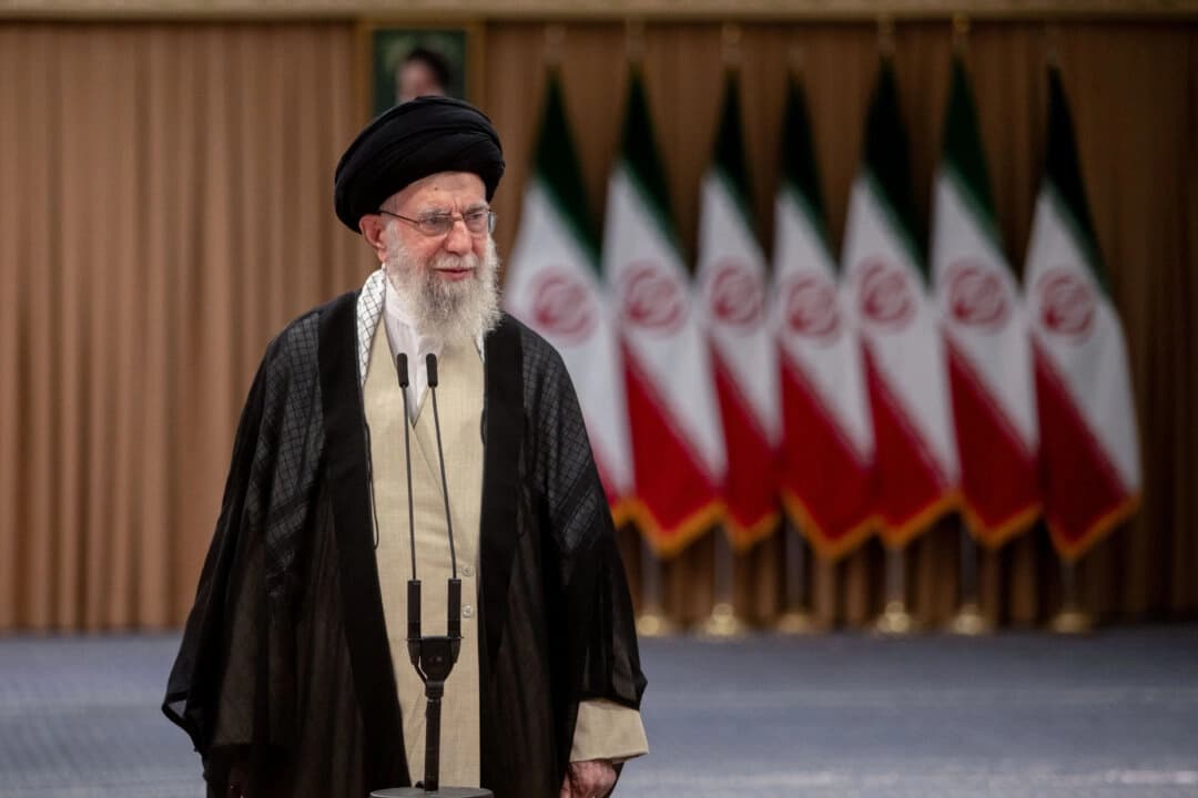 <em>El líder supremo iraní, el ayatolá Ali Jamenei, habla tras emitir su voto para la segunda vuelta de las elecciones presidenciales en Teherán, Irán, el 5 de julio de 2024. (Majid Saeedi/Getty Images)</em>