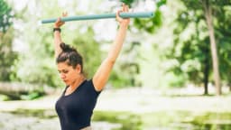 5 ejercicios ingeniosos que puedes hacer con un flotador de piscina