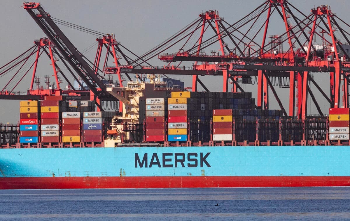 Un buque de carga espera la descarga de contenedores en el puerto de Los Ángeles, California, el 27 de octubre de 2021. (John Fredricks/The Epoch Times).