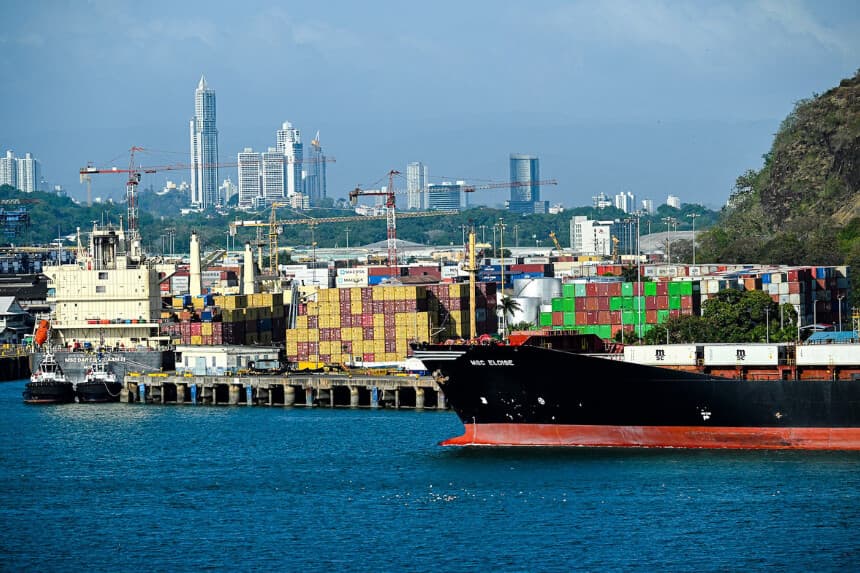 Un buque de carga espera en el puerto de Balboa antes de cruzar el Canal de Panamá, en la ciudad de Panamá, el 4 de febrero de 2025. (Martin Bernetti/AFP vía Getty Images).
