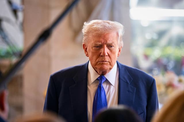 PALM BEACH, FLORIDA - 1 DE FEBRERO: El presidente de Estados Unidos, Donald Trump, habla con periodistas y miembros de los medios de comunicación en Mar-a-Lago el 1 de febrero de 2026 en Palm Beach, Florida. Trump asiste a la boda de Dan Scavino, subjefe de gabinete de la Casa Blanca, y Erin Elmore, directora de Arte en Embajadas del Departamento de Estado, en Mar-a-Lago. (Foto de Al Drago/Getty Images).