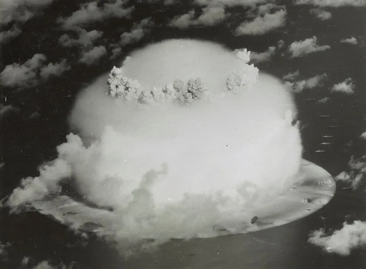 Una nube en forma de hongo se eleva sobre los barcos durante la prueba nuclear Operación Crossroads en el atolón Bikini, Islas Marshall, en esta imagen de 1946. (Biblioteca del Congreso de EE. UU./Imagen cedida por Reuters).