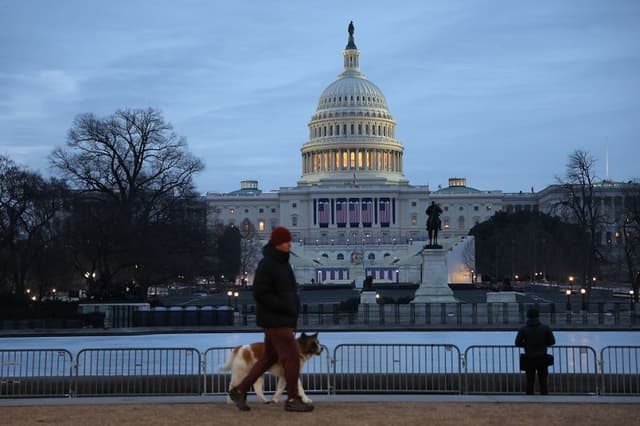 El Capitolio de Estados Unidos al amanecer, el día antes de la toma de posesión del segundo mandato del presidente electo Donald Trump, el 19 de enero de 2025 en Washington, DC. (Joe Raedle/Getty Images)
