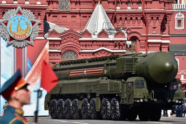 RUSIA-HISTORIA-SEGUNDA GUERRA MUNDIAL-ANIVERSARIO
Un sistema de misiles balísticos intercontinentales Yars RS-24 ruso desfila por la Plaza Roja durante el desfile militar del Día de la Victoria en Moscú, el 9 de mayo de 2016. Rusia celebra el 71.º aniversario de la victoria de la Unión Soviética sobre la Alemania nazi en la Segunda Guerra Mundial. / AFP / KIRILL KUDRYAVTSEV (El crédito de la foto debe leer KIRILL KUDRYAVTSEV/AFP a través de Getty Images).