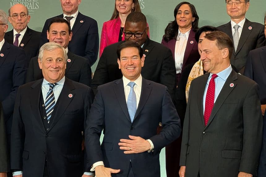 El secretario de Estado de Estados Unidos, Marco Rubio, posa junto a los otros ministros participantes en la reunión sobre minerales críticos este miércoles, en la sede del Departamento de Estado en Washington, Estados Unidos. (EFE/ Eduard Ribas)