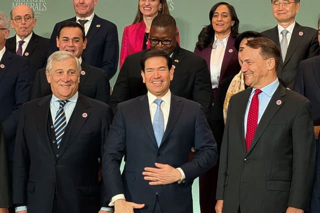 El secretario de Estado de Estados Unidos, Marco Rubio, posa junto a los otros ministros participantes en la reunión sobre minerales críticos este miércoles, en la sede del Departamento de Estado en Washington, Estados Unidos. (EFE/ Eduard Ribas)