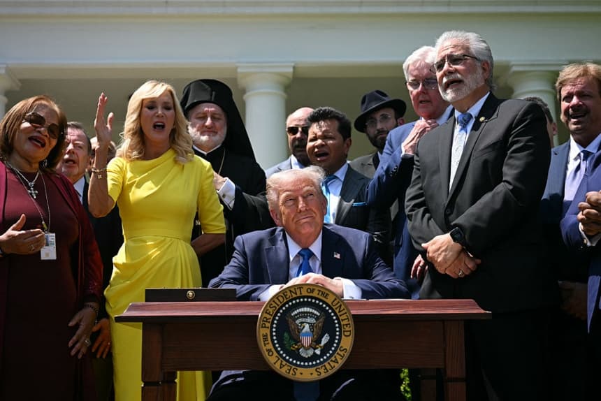 La pastora Paula White (segunda desde la izquierda) y otros líderes religiosos oran detrás del presidente estadounidense Donald Trump durante el Día Nacional de Oración en el Jardín de Rosas de la Casa Blanca, en Washington, D.C., el 1 de mayo de 2025. (JIM WATSON/AFP vía Getty Images)