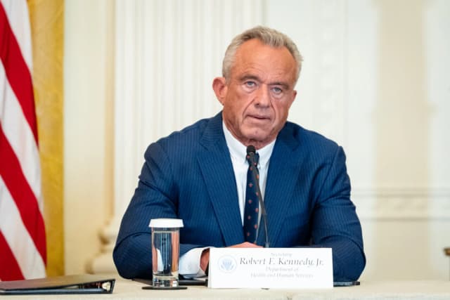 El secretario de Salud, Robert F. Kennedy Jr., asiste a una mesa redonda sobre salud rural en la Sala Este de la Casa Blanca el 16 de enero de 2026. (Madalina Kilroy/The Epoch Times)