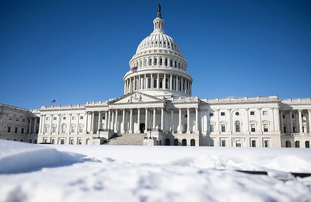 Se observa nieve cerca del Capitolio de los Estados Unidos en Washington, D.C., el 2 de febrero de 2026. (ANDREW CABALLERO-REYNOLDS / AFP a través de Getty Images)
