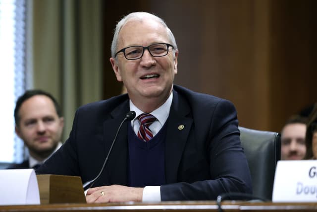El senador estadounidense Kevin Cramer (RD.N.) habla durante una audiencia de confirmación del exgobernador de Dakota del Norte Doug Burgum, candidato del presidente electo Donald Trump para el cargo de secretario del Interior. (Foto de Alex Wong/Getty Images)