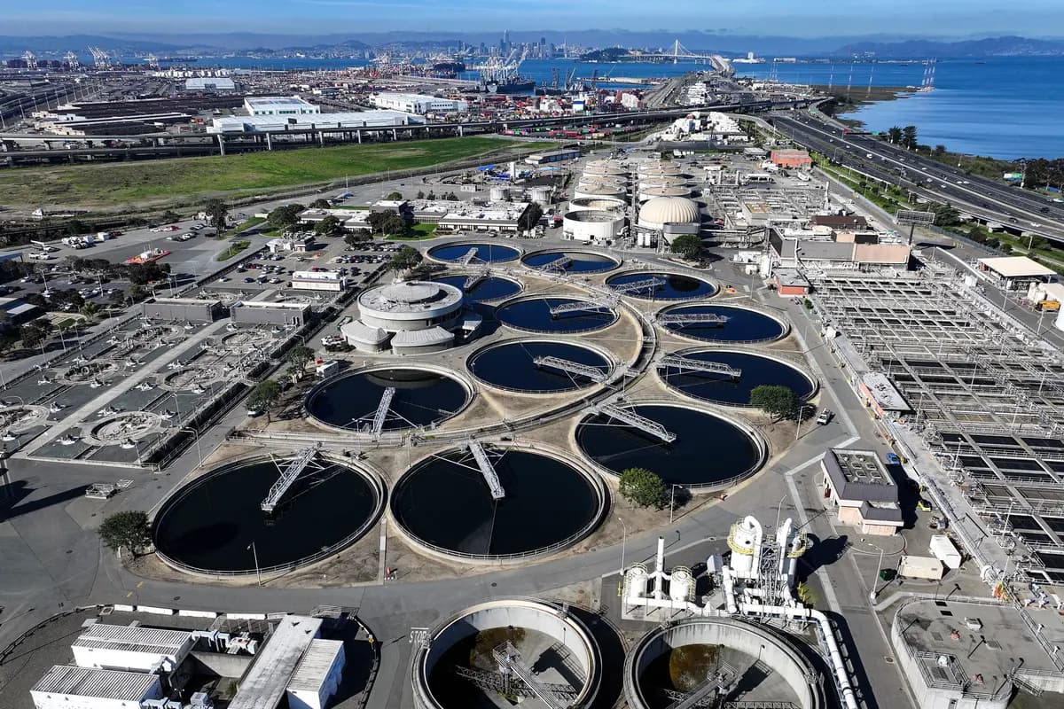 Vista aérea de la planta de tratamiento de aguas residuales del Distrito Municipal de Servicios Públicos de East Bay en Oakland, California, el 20 de marzo de 2024. (Justin Sullivan/Getty Images)