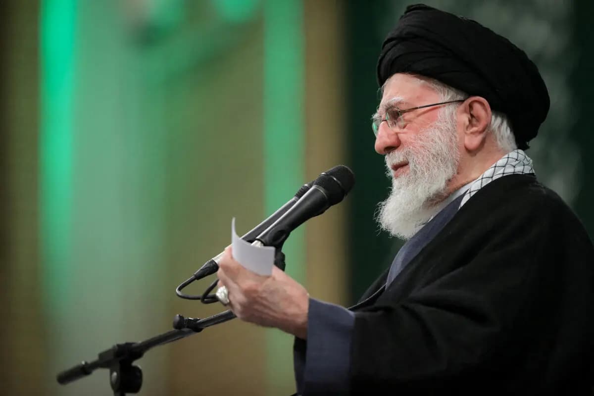<em>El ayatolá iraní Ali Jamenei habla durante una reunión en Teherán, Irán, el 17 de enero de 2026. (Oficina del Líder Supremo de Irán/Agencia de Noticias de Asia Occidental/Folleto vía Reuters)</em>