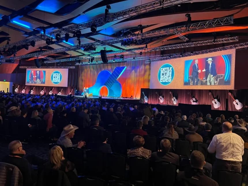 Los ganaderos abarrotaron el Music City Center de Nashville para asistir a una charla informal entre el secretario de Salud y Servicios Humanos, Robert F. Kennedy Jr., y el presidente de la Asociación Nacional de Ganaderos, Buck Wehrbein, el 5 de febrero de 2026. (Jacki Thrapp/The Epoch Times)