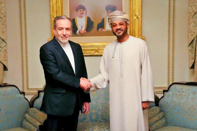 El ministro de Asuntos Exteriores iraní, Abbas Araghchi, se reúne con el ministro de Asuntos Exteriores omaní, Sayyid Badr Albusaidi, en Mascate, Omán, el 6 de febrero de 2026. (Ministerio de Asuntos Exteriores iraní/WANA (Agencia de Noticias de Asia Occidental)/ Documento facilitado por Reuters)