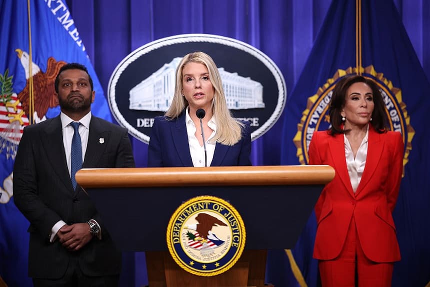 La fiscal general de Estados Unidos, Pam Bondi (C), acompañada por el director del Buró Federal de Investigaciones (FBI), Kash Patel, y la fiscal federal de Washington, DC, Jeanine Pirro, hace declaraciones sobre un arresto relacionado con el ataque a la embajada de los Estados Unidos en Bengasi en 2012, en el Departamento de Justicia el 6 de febrero de 2026 en Washington, DC. (Kevin Dietsch/Getty Images)
