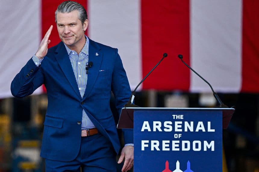 El secretario de Defensa de EE. UU., Pete Hegseth, gesticula tras pronunciar un discurso en Blue Origin, en Cabo Cañaveral, Florida, el 2 de febrero de 2026. (Miguel J. Rodríguez Carrillo / AFP a través de Getty Images)