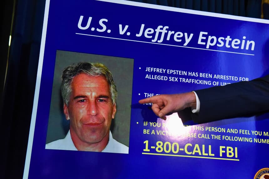 NUEVA YORK, NY - 8 DE JULIO: El fiscal federal del Distrito Sur de Nueva York, Geoffrey Berman, anuncia los cargos contra Jeffery Epstein el 8 de julio de 2019 en la ciudad de Nueva York. Epstein será acusado de un delito de tráfico sexual de menores y otro de conspiración para participar en el tráfico sexual de menores. (Foto de Stephanie Keith/Getty Images).