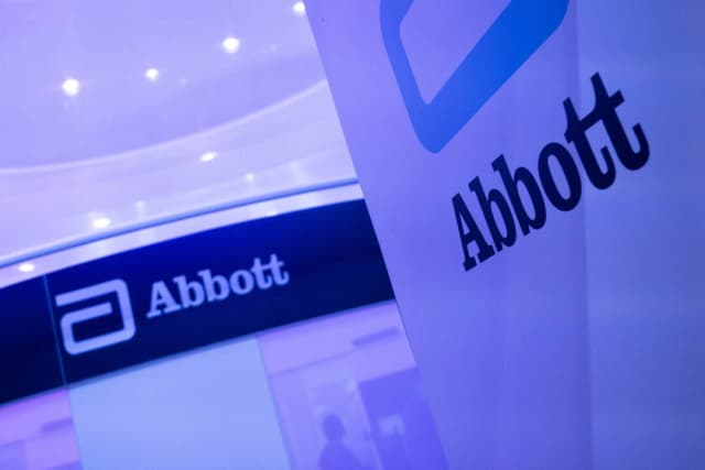 Una exhibición de Abbott se ve en el Centro de Convenciones de Las Vegas durante la Feria de Electrónica de Consumo el 10 de enero de 2024. (Brendan Smialowski/AFP vía Getty Images)