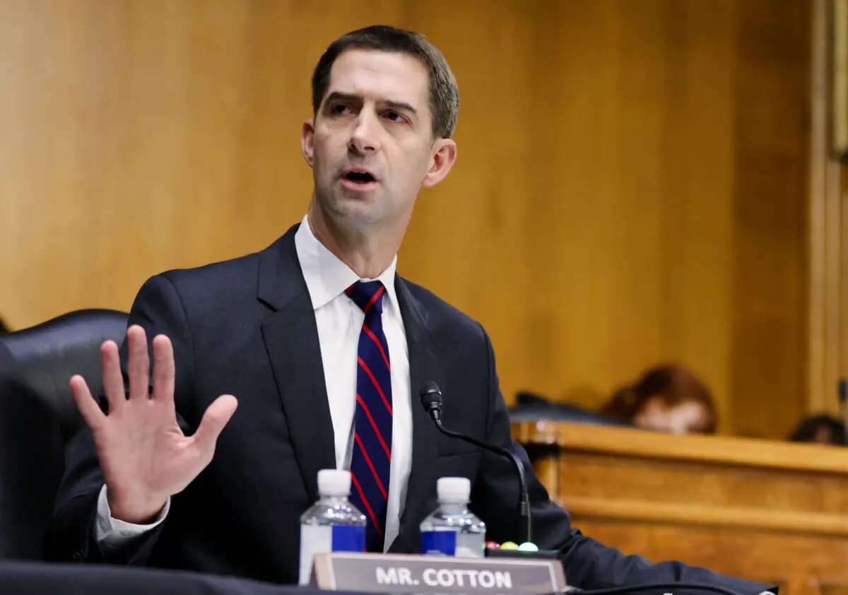 El senador Tom Cotton (R-Ark.) habla en una audiencia del Comité Judicial del Senado sobre la supervisión del Departamento de Justicia en Washington, el 27 de octubre de 2021. (Tasos Katopodis-Pool/Getty Images).