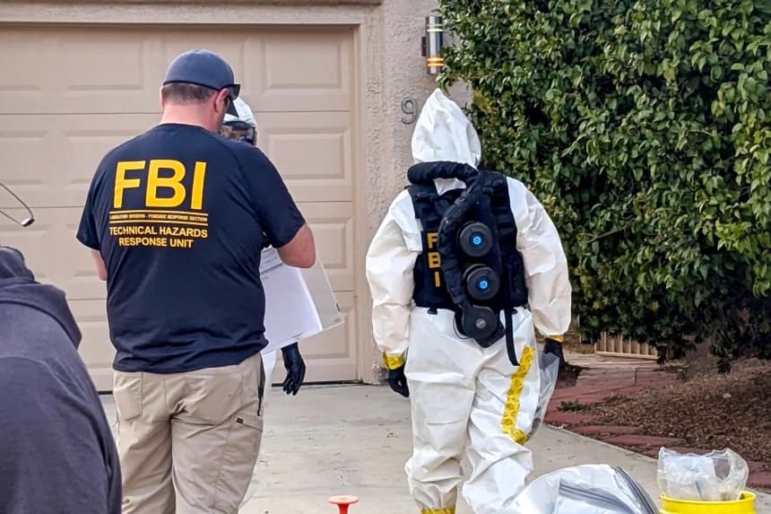Las autoridades registran una casa en Sugar Springs Drive, en Las Vegas, el 31 de enero de 2026. El descubrimiento del presunto laboratorio biológico ilegal inquietó a los residentes, y algunos se preguntaron cómo había pasado desapercibido en una comunidad tan activa en la vigilancia contra el crimen. (FBI)