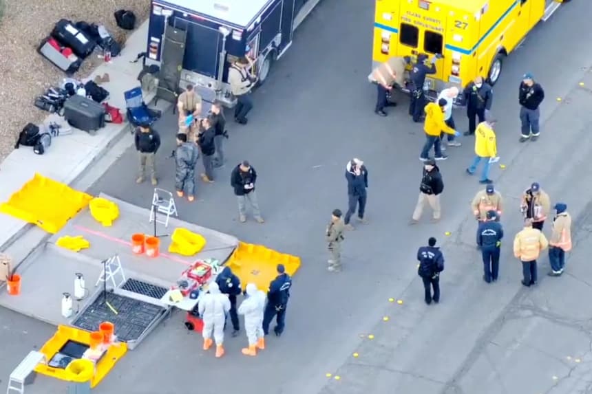 En esta imagen de un vídeo, agentes de la ley registran una casa en Las Vegas, el 31 de enero de 2026. (Departamento de Policía Metropolitana de Las Vegas a través de AP)