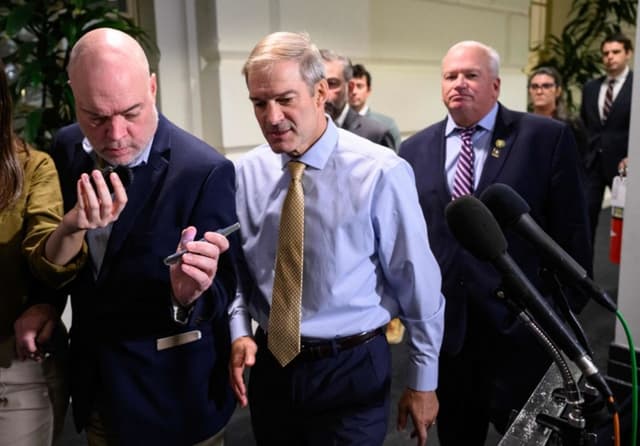 El representante estadounidense Jim Jordan (centro), republicano por Ohio, habla con la prensa tras una reunión del bloque republicano en el Capitolio de Estados Unidos, en Washington, D.C., el 12 de octubre de 2023. (MANDEL NGAN/AFP vía Getty Images)