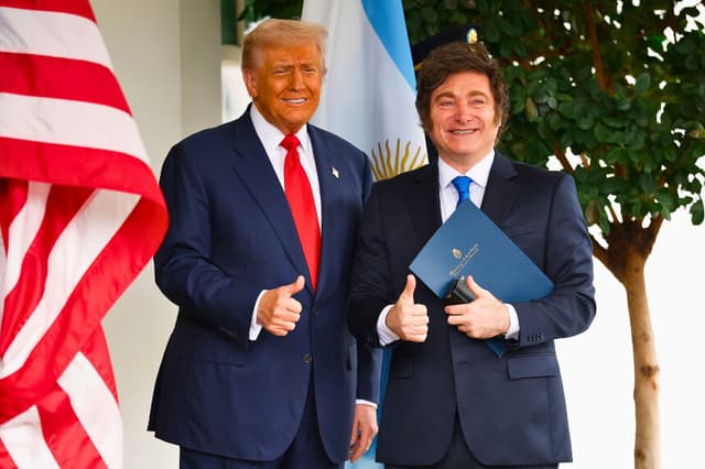 WASHINGTON, DC - 14 DE OCTUBRE: El presidente de Estados Unidos, Donald Trump (izquierda), saluda al presidente de Argentina, Javier Milei, a su llegada al ala oeste de la Casa Blanca el 14 de octubre de 2025 en Washington, DC. Trump recibe a Milei para un almuerzo de trabajo días después de que el Tesoro de los Estados Unidos finalizara un acuerdo de intercambio de divisas por valor de 20 mil millones de dólares con Argentina, en un esfuerzo por ayudar a estabilizar su economía. (Foto de Kevin Dietsch/Getty Images)