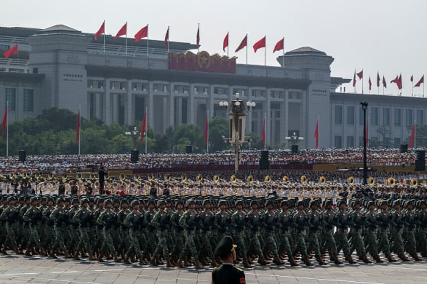 Soldados chinos desfilan durante un desfile militar que conmemora el 80.º aniversario de la victoria sobre Japón y el fin de la Segunda Guerra Mundial, en la plaza de Tiananmen, el 3 de septiembre de 2025, en Beijing, China. (Foto de Kevin Frayer/Getty Images).
